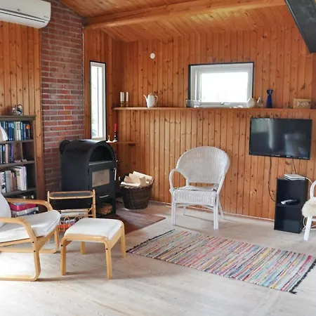 Three-bedroom Holiday In בית נופש